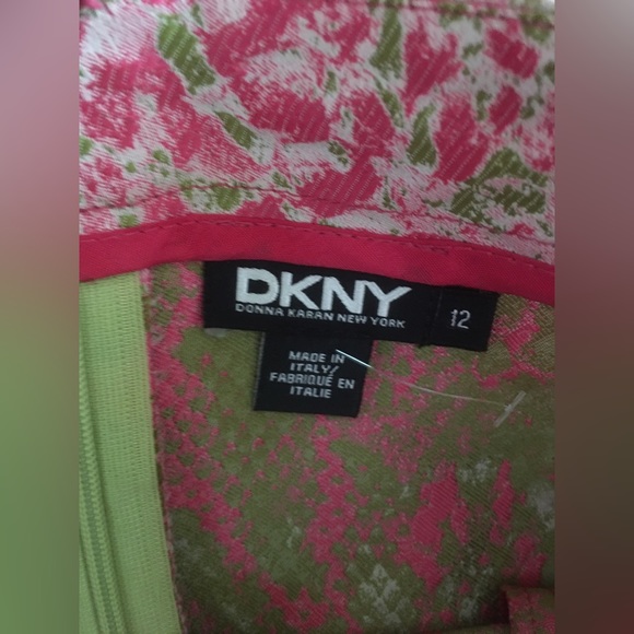 This beautiful DKNY MINI IS A SHOW SHOPPER..in lime green and hot pink a most 🔥 - Picture 2 of 5